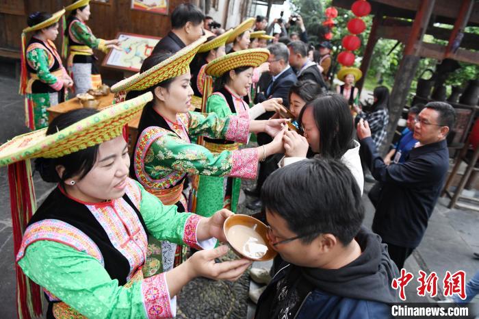 楓香瑤寨村民用攔門酒熱情迎接客人?！钊A峰 攝