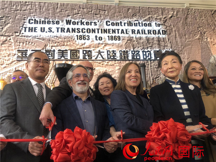 圖為（從右到左）方李邦琴、加州副州長(zhǎng)康依蓮、舊金山市議長(zhǎng)佩斯金、中國(guó)駐舊金山副總領(lǐng)事潘慶江在剪彩。人民網(wǎng)記者 鄧圩攝