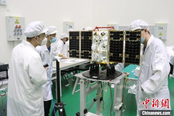 圖為大連1號—連理衛(wèi)星試驗(yàn)中?！〈筮B理工大學(xué)供圖