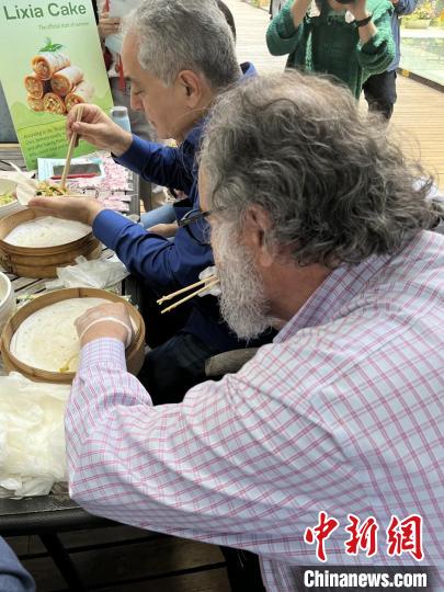 外交官們體驗做立夏餅?！∪A東師范大學供圖