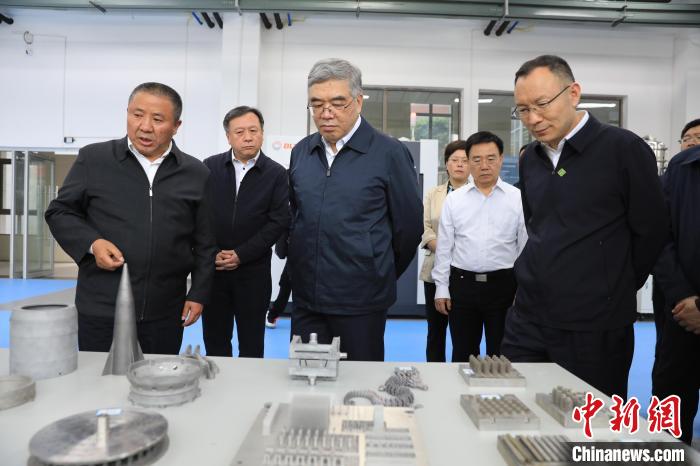民進中央常務(wù)副主席朱永新率調(diào)研組赴四川開展重點考察調(diào)研。圖為在四川工程職業(yè)技術(shù)學(xué)院考察調(diào)研?！∶襁M中央供圖