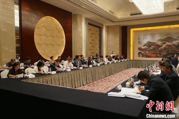 民進中央主席蔡達峰近日率調(diào)研組赴江蘇開展重點考察調(diào)研。圖為在調(diào)研座談會現(xiàn)場。　民進中央供圖