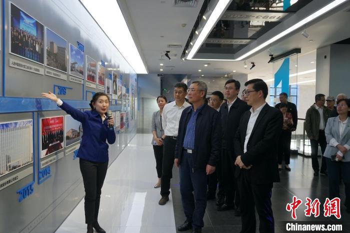 民進中央主席蔡達峰近日率調(diào)研組赴江蘇開展重點考察調(diào)研。圖為在江陰實地考察雙良集團有限公司?！O權(quán) 攝