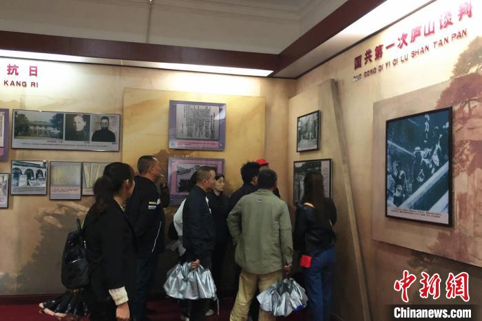 圖為游客在廬山抗戰(zhàn)博物館內(nèi)參觀?！蛆i泉 攝