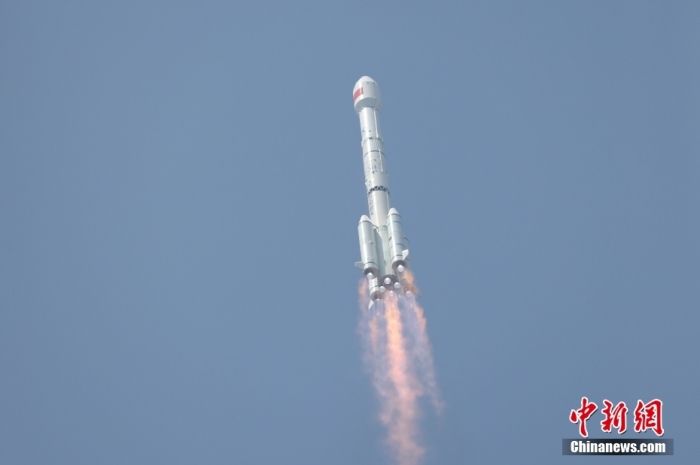 5月17日10時(shí)49分，我國在西昌衛(wèi)星發(fā)射中心用長征三號(hào)乙運(yùn)載火箭，成功發(fā)射第五十六顆北斗導(dǎo)航衛(wèi)星。該衛(wèi)星屬地球靜止軌道衛(wèi)星，是我國北斗三號(hào)工程的首顆備份衛(wèi)星。入軌并完成在軌測試后，將接入北斗衛(wèi)星導(dǎo)航系統(tǒng)。此次發(fā)射是北斗三號(hào)工程高密度組網(wǎng)之后，時(shí)隔3年的首發(fā)任務(wù)。朱磊 攝