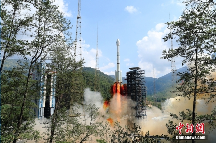 5月17日10時(shí)49分，我國在西昌衛(wèi)星發(fā)射中心用長征三號(hào)乙運(yùn)載火箭，成功發(fā)射第五十六顆北斗導(dǎo)航衛(wèi)星。該衛(wèi)星屬地球靜止軌道衛(wèi)星，是我國北斗三號(hào)工程的首顆備份衛(wèi)星。入軌并完成在軌測試后，將接入北斗衛(wèi)星導(dǎo)航系統(tǒng)。此次發(fā)射是北斗三號(hào)工程高密度組網(wǎng)之后，時(shí)隔3年的首發(fā)任務(wù)。楊志遠(yuǎn) 攝