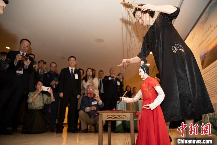 當?shù)貢r間5月19日，中國常駐聯(lián)合國代表團、中國文化和旅游部、泉州市人民政府在紐約聯(lián)合國總部聯(lián)合舉辦“茶和天下·雅集”主題展覽和招待會。圖為展覽表演泉州提線木偶寫書法。 <a target='_blank' href='/' _fcksavedurl='/'><p  align=