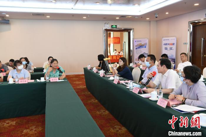 圖為中國銀行廣西分行代表在回應桂林歸義生態(tài)農業(yè)有限公司總經理夏月紅的貸款需求?！∈Y雪林 攝