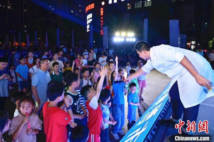 2023年鷹潭市“好奇心”科普節(jié)吸引了不少孩子踴躍參與。　主辦方 供圖