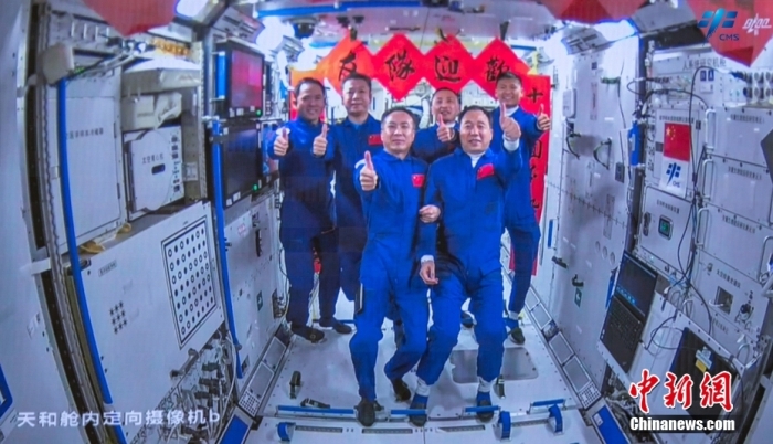 圖為神舟十五號(hào)航天員乘組與神舟十六號(hào)航天員乘組“全家?！?。中國(guó)載人航天工程辦公室 供圖