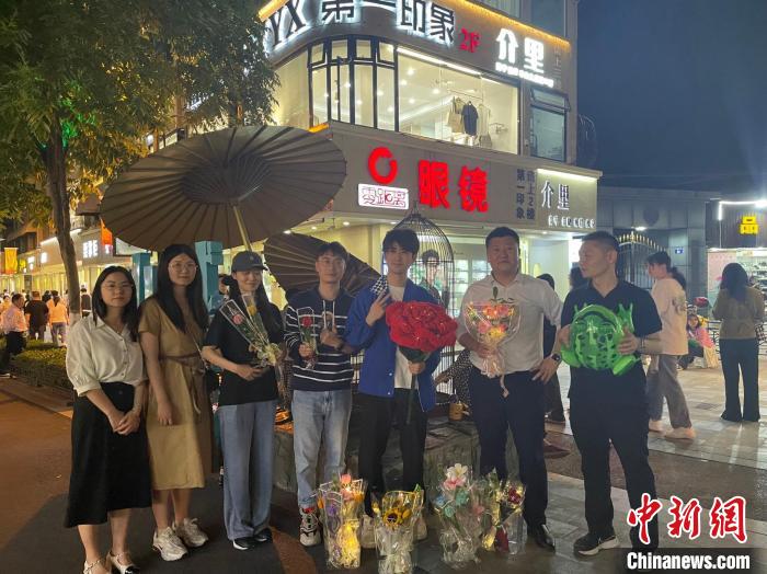 在東陽橫店，宣講團導(dǎo)師、成員與橫店演員(右三)合影?！?東陽市融媒體中心 供圖