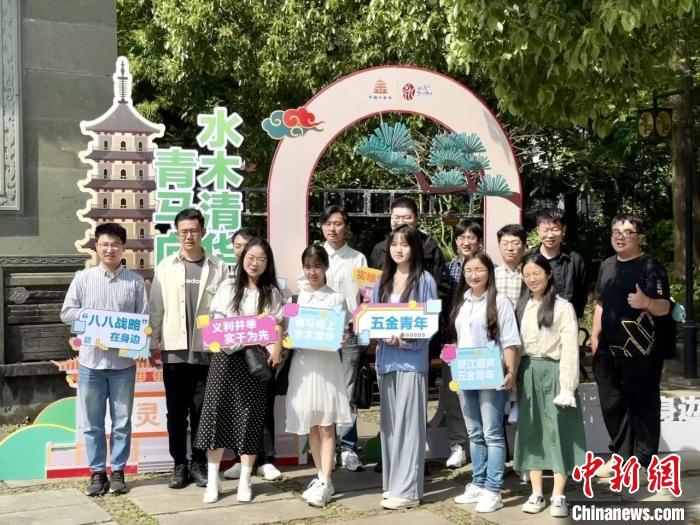 宣講團成員在永康市合影。　呂鈺寧 攝