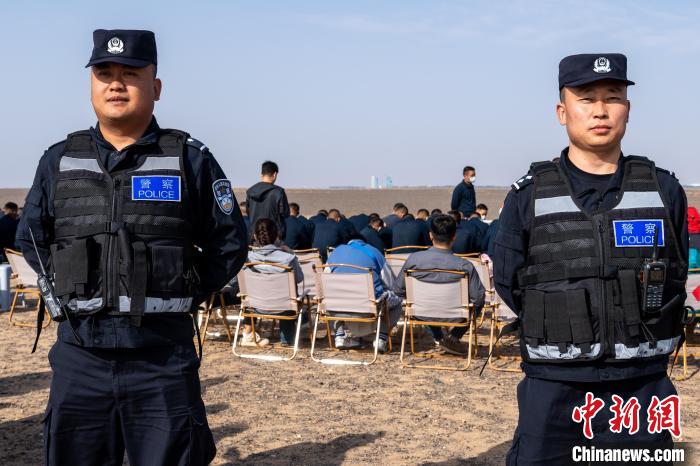圖為承擔(dān)神舟十六號(hào)載人飛船安保任務(wù)的移民管理警察?！∨ｖ?攝