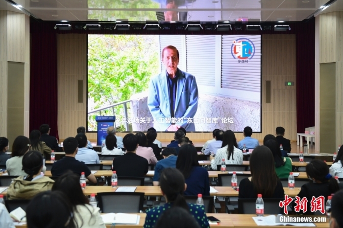 5月30日，<a target='_blank' href='/'>中新社</a>第二屆“東西問智庫”主題論壇在北京舉行，多位中外專家圍繞“AI革命與文明進(jìn)化”展開討論。圖為美國加州理工學(xué)院電氣工程和計算機(jī)科學(xué)教授、人工智能專家亞瑟·阿布-穆斯塔法通過視頻在論壇上作主旨演講。<a target='_blank' href='/'>中新社</a>記者 田雨昊 攝