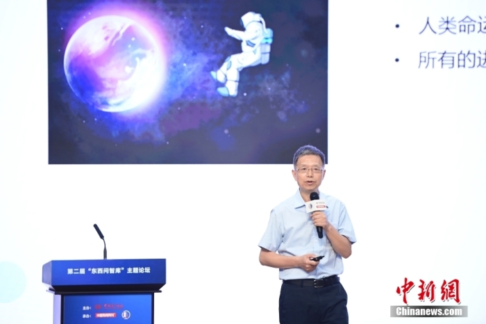 5月30日，<a target='_blank' href='/'>中新社</a>第二屆“東西問智庫”主題論壇在北京舉行，多位中外專家圍繞“AI革命與文明進(jìn)化”展開討論。圖為北京大學(xué)新聞與傳播學(xué)院教授胡泳在論壇上作主旨演講。<a target='_blank' href='/'>中新社</a>記者 田雨昊 攝