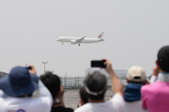 5月28日，C919首個(gè)商業(yè)航班東航MU9191飛抵北京首都國(guó)際機(jī)場(chǎng)。新華社記者鞠煥宗攝