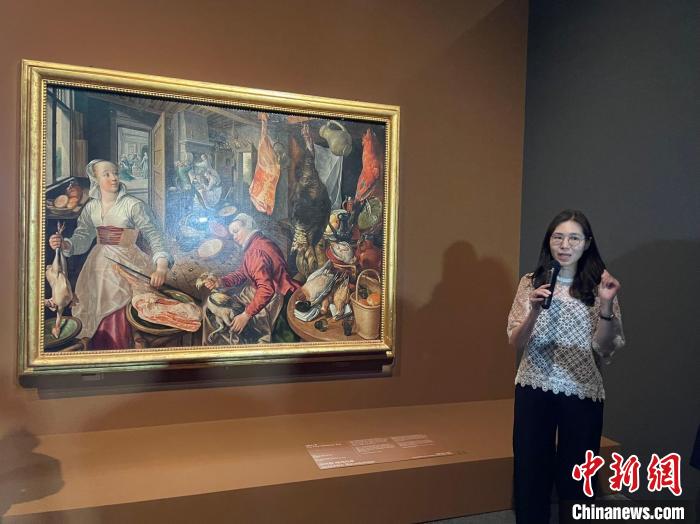 當(dāng)?shù)貢r(shí)間6月1日，韓國國立中央博物館講解員在向游客講解畫作?！∪f佳欣 攝