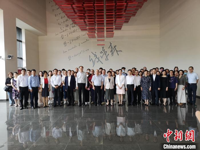 上海僑界人士參觀上海交通大學(xué)錢學(xué)森圖書館?！》队畋?攝