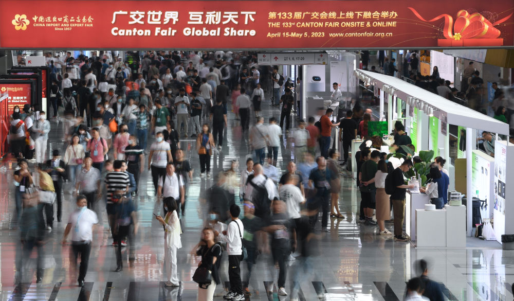這是4月15日拍攝的廣交會(huì)現(xiàn)場(chǎng)。第133屆中國(guó)進(jìn)出口商品交易會(huì)（廣交會(huì)）全面恢復(fù)線下展，吸引220多個(gè)國(guó)家和地區(qū)的數(shù)十萬(wàn)采購(gòu)商報(bào)名參會(huì)。新華社記者 鄧華 攝