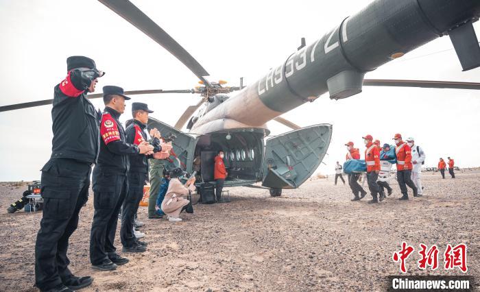 圖為阿拉善邊境管理支隊(duì)民警目送航天員登機(jī)離開(kāi)?！缇?攝