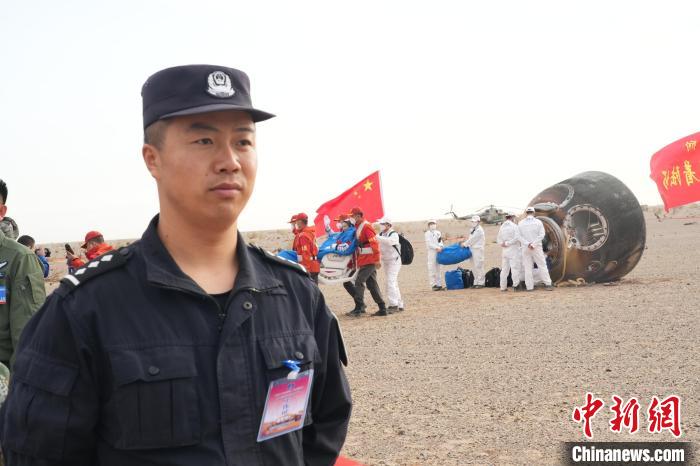圖為阿拉善邊境管理支隊(duì)民警在著陸場(chǎng)開(kāi)展安保工作。　張杰 攝