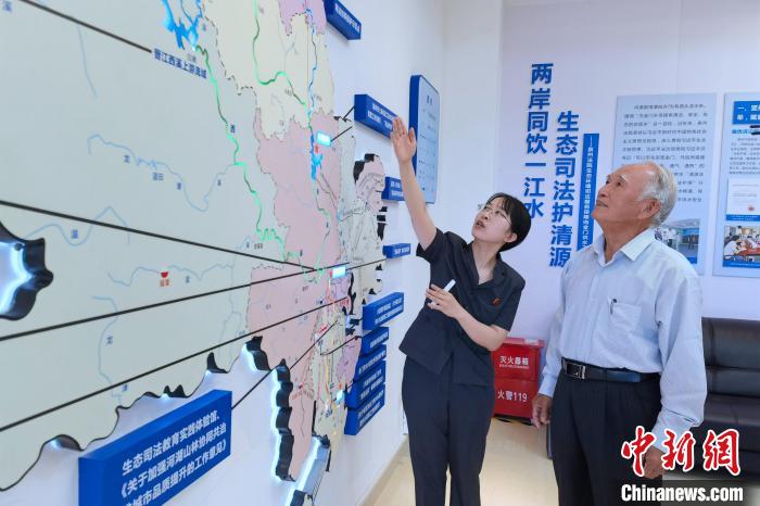 金門同胞參觀金門供水水源生態(tài)司法保護(hù)基地?！O虹 攝