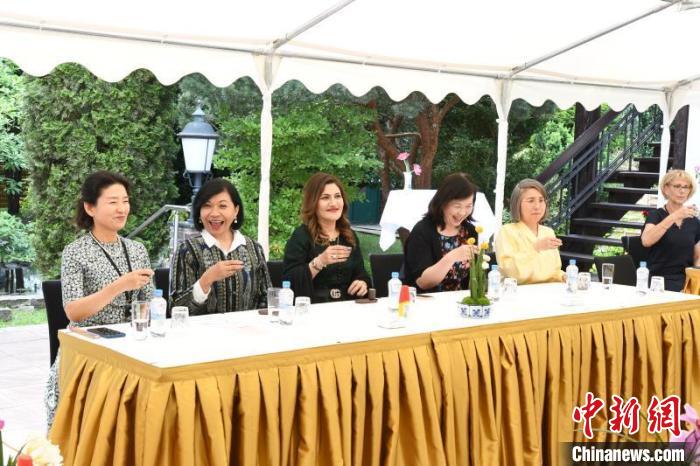 圖為嘉賓品味烏龍茶。　柏林中國文化中心供圖。