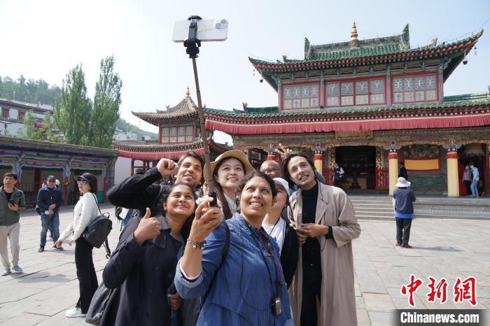 圖為外國記者在塔爾寺合影。　馬銘言 攝