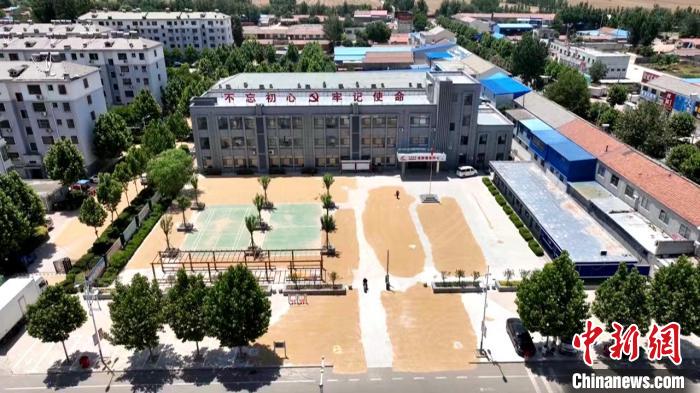 德州陵城區(qū)開放1297處鎮(zhèn)村公共場地，緩解農(nóng)民曬糧難題?！×瓿菂^(qū)委宣傳部供圖