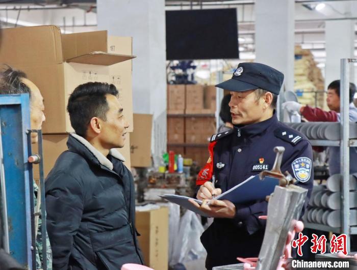 3月30日，大興派出所民警來到轄區(qū)中小企業(yè)，開展“為民為企為項(xiàng)目”走訪活動(dòng)?！『戏示焦﹫D