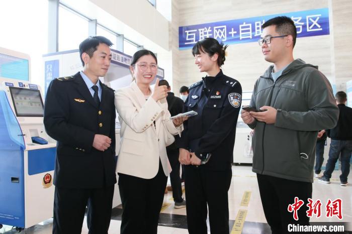 4月10日，安徽合肥，一家運(yùn)輸企業(yè)負(fù)責(zé)人在工作人員的指導(dǎo)下，使用小程序辦理車管業(yè)務(wù)?！『戏示焦﹫D