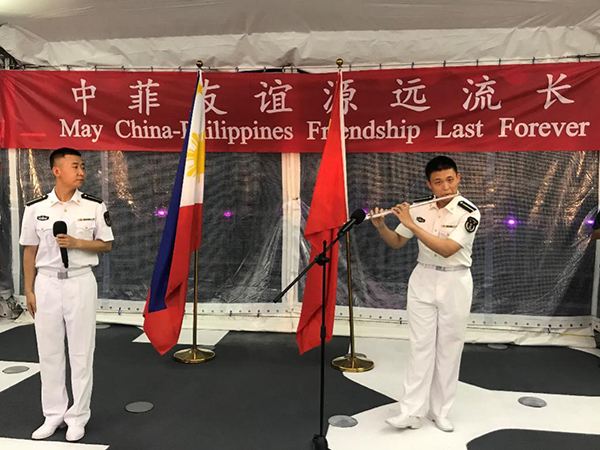 艦上官兵表演歌舞、民樂、武術(shù)等節(jié)目。中國駐菲律賓大使館供圖