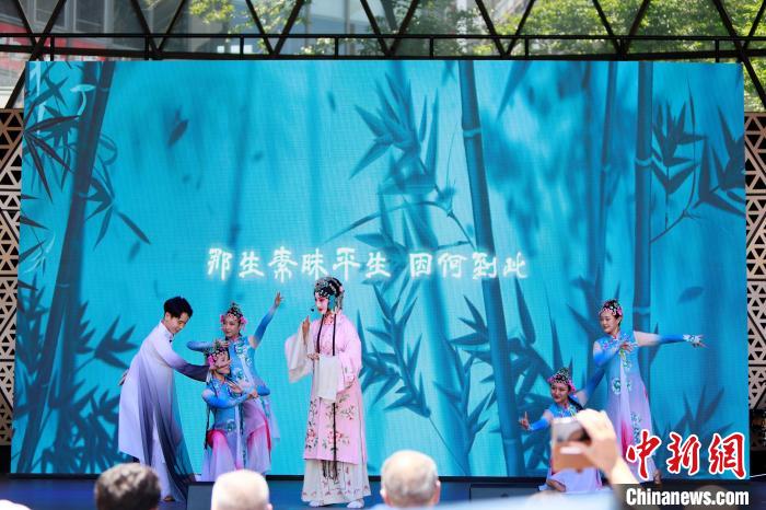 開(kāi)幕式上舞臺(tái)展演之一《水舞昆韻》。