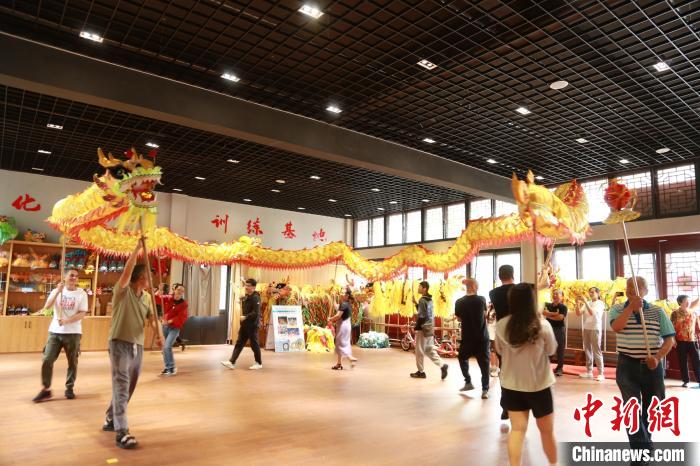 臺胞臺屬體驗舞龍。　周蔚娜供圖