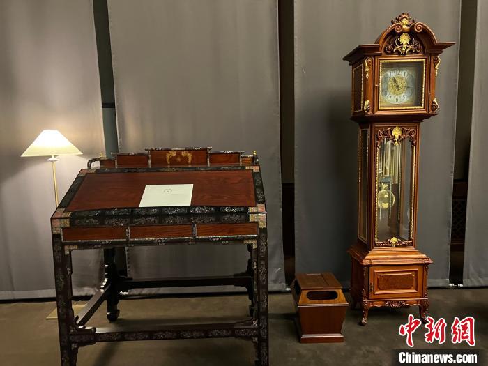圖為春秋館展覽陳設(shè)的青瓦臺(tái)家具?！⑿?攝