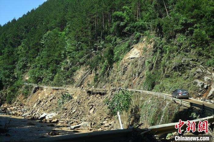 圖為重慶萬州受災(zāi)地區(qū)。　陳超 攝