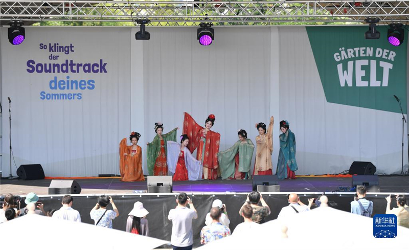 7月8日，在德國柏林世界公園，漢服愛好者進(jìn)行漢服展示。新華社記者 任鵬飛 攝