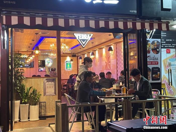 資料圖：韓國(guó)首爾市民在餐館用餐。 <a target='_blank' href='/' _fcksavedurl='/'><p  align=