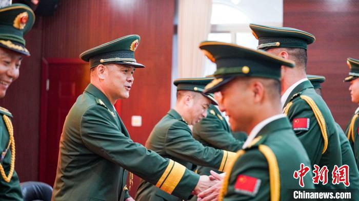 首長為晉銜官兵頒發(fā)任命狀?！堨狭?攝