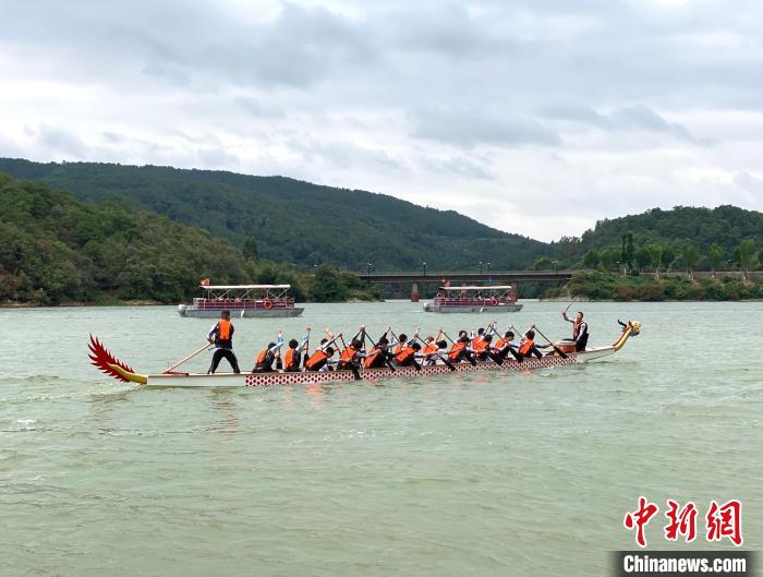 圖為龍舟賽活動(dòng)。　陳靜 攝