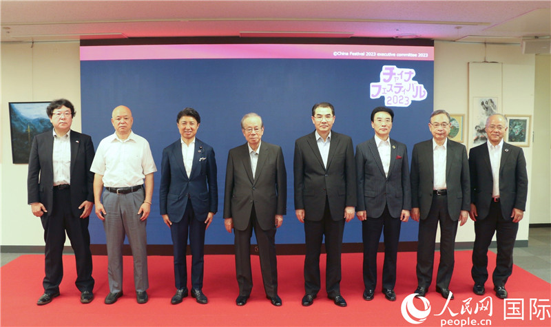 主辦方代表合影。人民網 許可攝