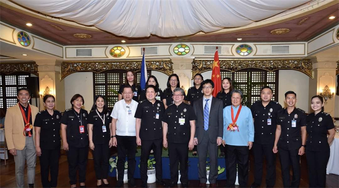 7月10日，菲律賓移民官員中文培訓(xùn)班在菲移民局總部正式開(kāi)班。中國(guó)駐菲律賓大使館供圖。