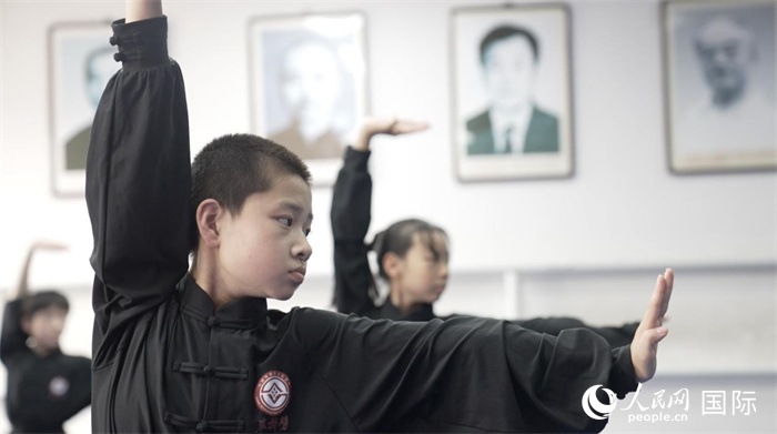 正在練習(xí)劈掛拳的武術(shù)學(xué)童。人民網(wǎng)記者 袁蒙攝