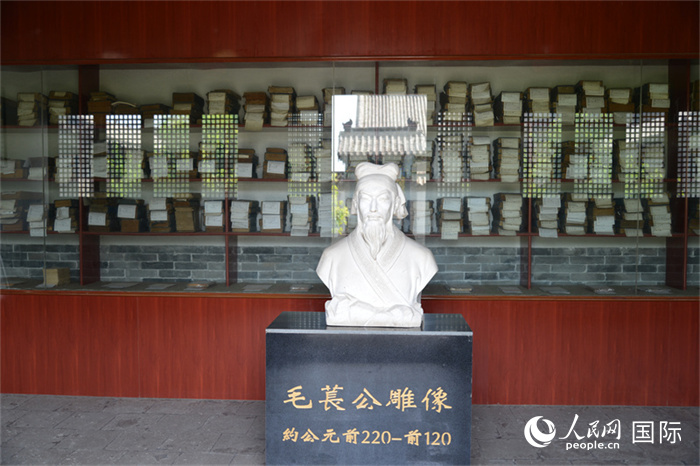 河間詩經(jīng)齋毛萇雕像。雕像后書櫥中陳列的是歷代各版本《詩經(jīng)》及譯本。 人民網(wǎng) 趙昭攝