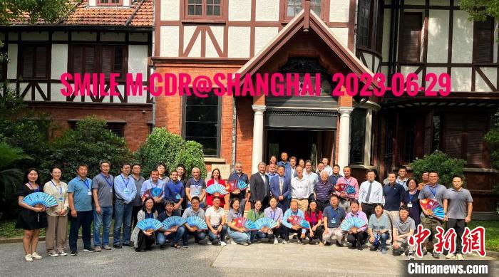 “微笑”衛(wèi)星(SMILE)任務(wù)中歐聯(lián)合轉(zhuǎn)正樣設(shè)計(jì)評審會合影?！≈锌圃簢铱臻g科學(xué)中心 供圖