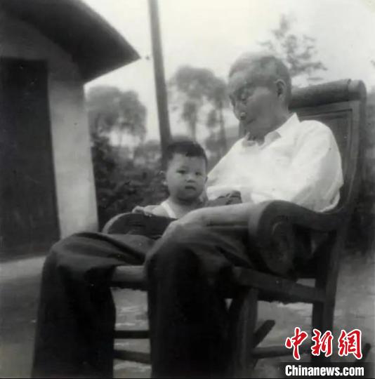 陳望道與幼年的陳曉帆?！￡悤苑﹫D