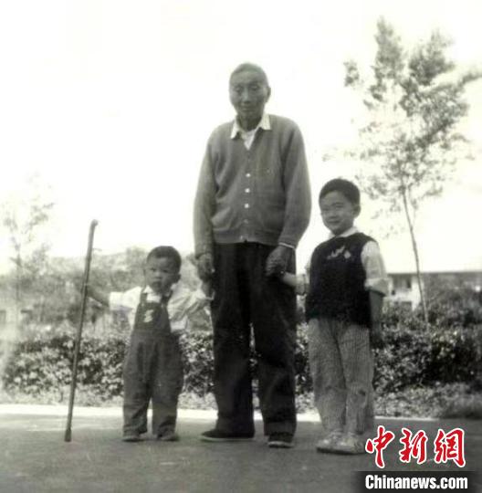 陳望道與幼年的陳曉帆(左)、陳曉帆的哥哥一起合影?！￡悤苑﹫D