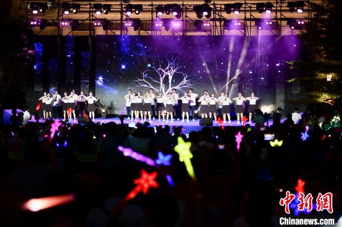 合唱表演《夜空中最亮的星》?！⊥鯑|明 攝