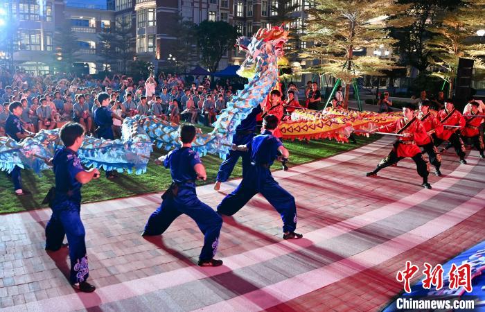 兩岸青少年同臺呈現(xiàn)龍獅表演?！⊥鯑|明 攝