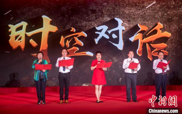 陶侃與陳望道之孫陳曉帆、顏福慶之孫顏志淵、榮毅仁侄女榮智豐深情朗誦《與統(tǒng)戰(zhàn)先輩的時空對話》?！堦?攝